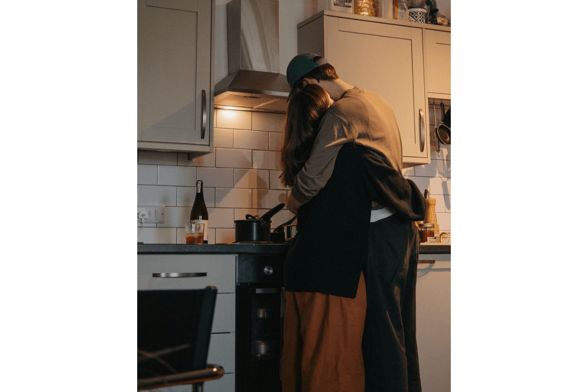 (H3) Khi vợ chồng xa mặt mà cách lòng.png