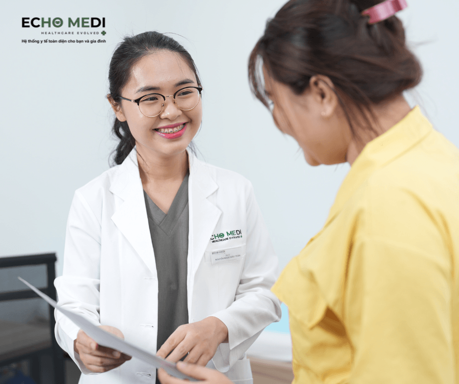 Hình 1 Bác sĩ giao tiếp cởi mở với người bệnh.png