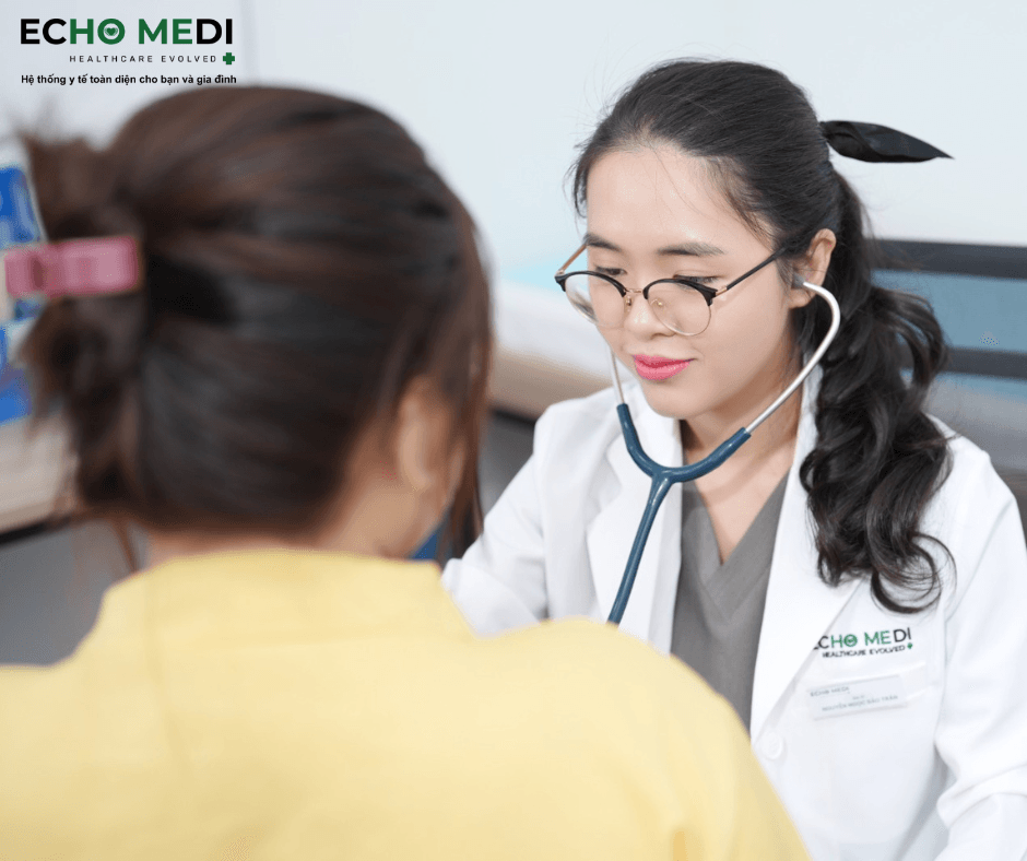 Hình 2 Bác sĩ ân cần tạo môi trường tin tưởng cho người bệnh..png