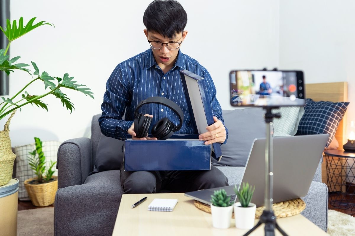 Tâm lý đám đông trong mua sắm Vì sao người ta dễ chạy theo trend 1.jpg